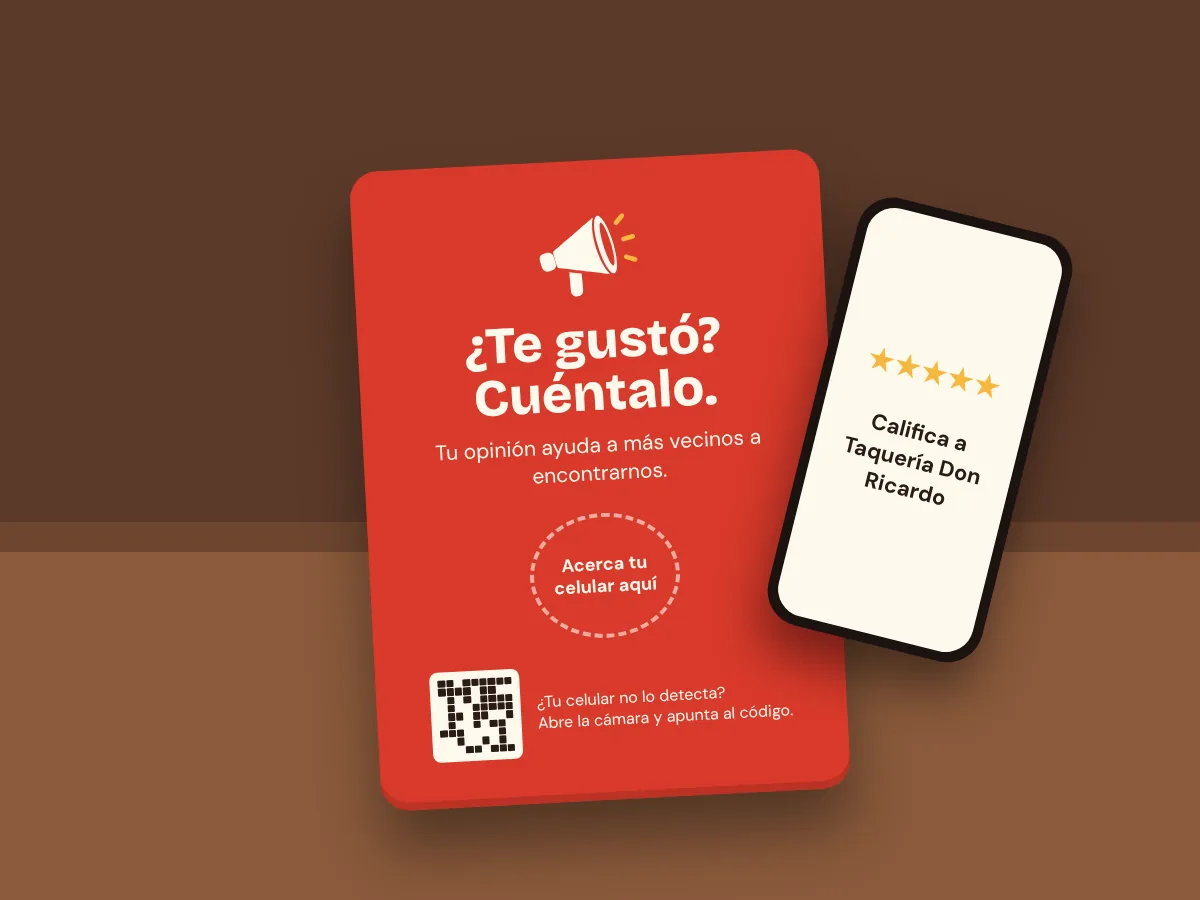 Exhibidor coral de reseñas sobre un mostrador con el texto ¿Te gustó? Cuéntalo. Acerca tu celular aquí, y un código QR de respaldo; junto a él, un celular muestra cinco estrellas para calificar.
